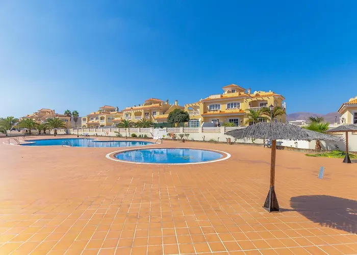 Dom wakacyjny Ares Home Villa Privada Con Jardin, Piscina, Barbacoa Y Golf